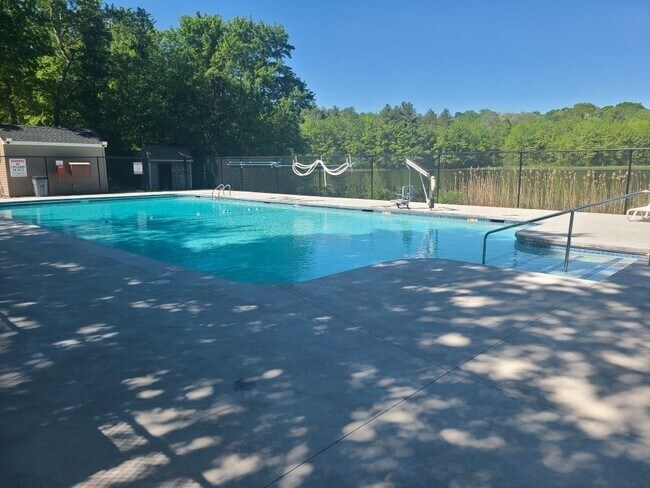 Foto del edificio - 21 Thayer Pond Dr