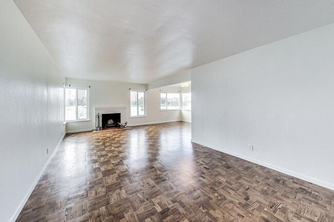 Building Photo - 2208 Lakeshore Ave