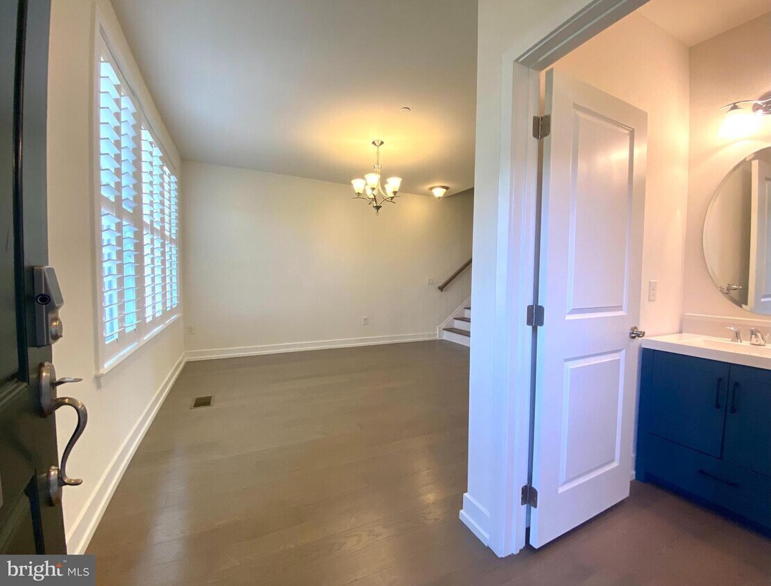 Primary Photo - 1011 Lakeview Ct
