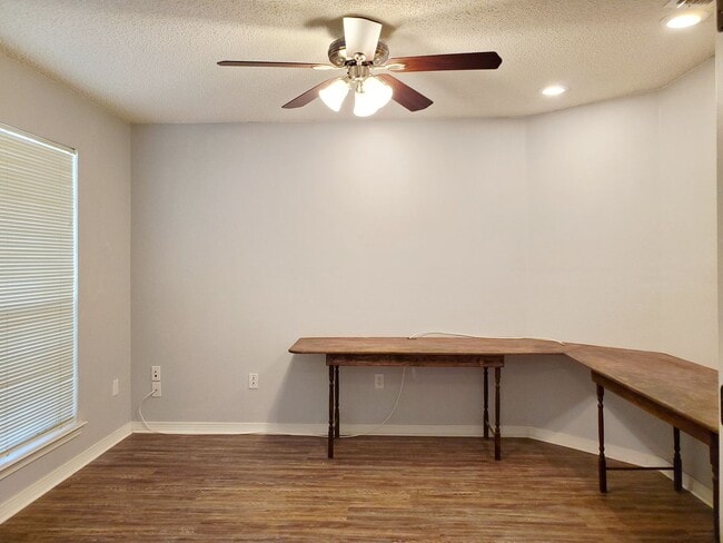 Building Photo - 4 Bedroom 2 Bath home located in heart of ...