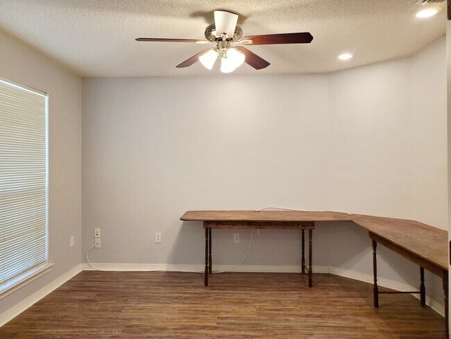 Foto del edificio - 4 Bedroom 2 Bath home located in heart of ...