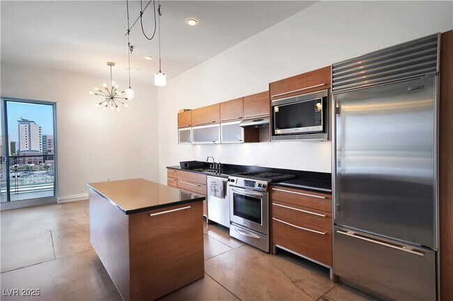 Building Photo - 200 Hoover Ave