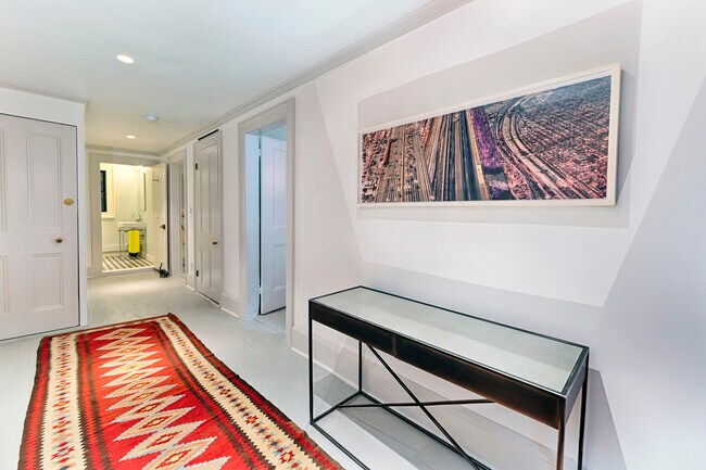 Large entrance room for home office - 33 Willow Pl
