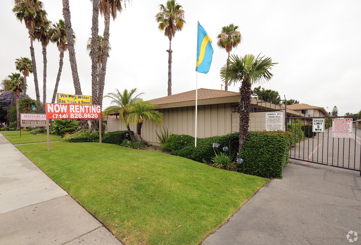 Shangri-La Apartments - Pinewood Park Apartments