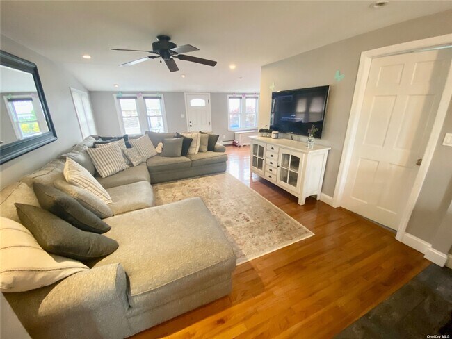 Building Photo - 2541 Peconic Ave