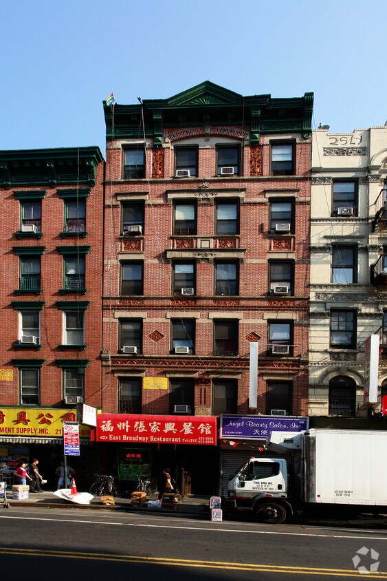 Foto del edificio - 94 E Broadway