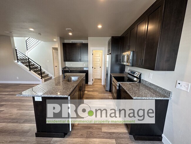 Foto del edificio - 3 Bed, 2.5 Bath Townhome w/ 2-Car Garage - NEAR NEW - Ammon