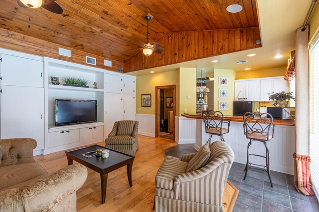 Building Photo - 2559 Palm Deer Dr
