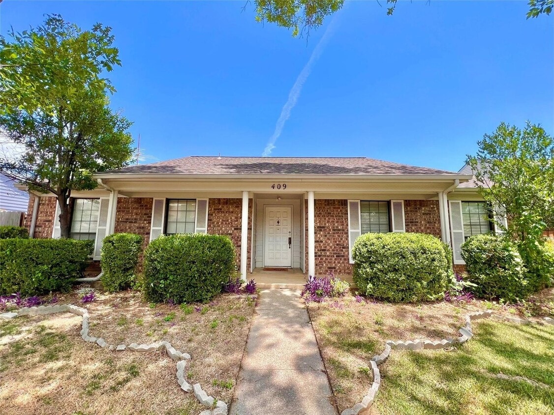 Beautiful 3-Bedroom Home with Bonus Guest Suite in Lewisville! - Charming Lewisville Home with Bonus Guest ...