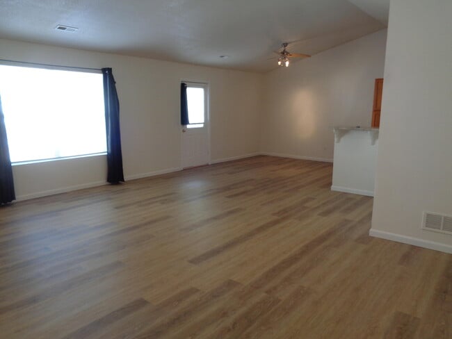 Foto del edificio - 408 Lindy Ln