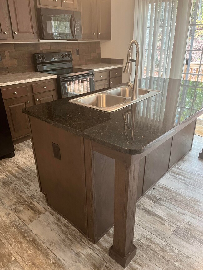 Kitchen - 4037 Tower Rd