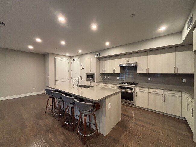 Foto del edificio - Modern 3-Bedroom Condo with Premium Amenities - Available Now!