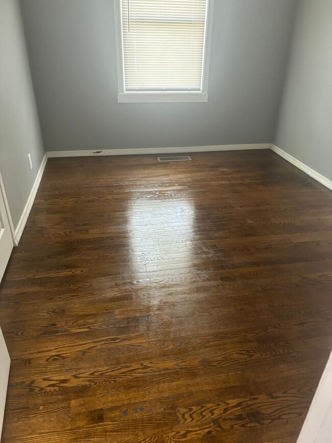 Building Photo - For Rent: 3 Bedroom, 1 Bath – Joliet, IL