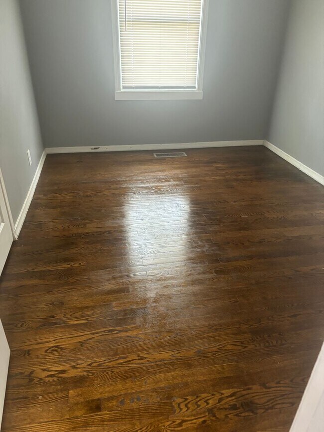 Foto del edificio - For Rent: 3 Bedroom, 1 Bath – Joliet, IL
