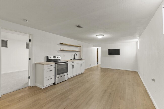 Building Photo - 1147 Royale Dr