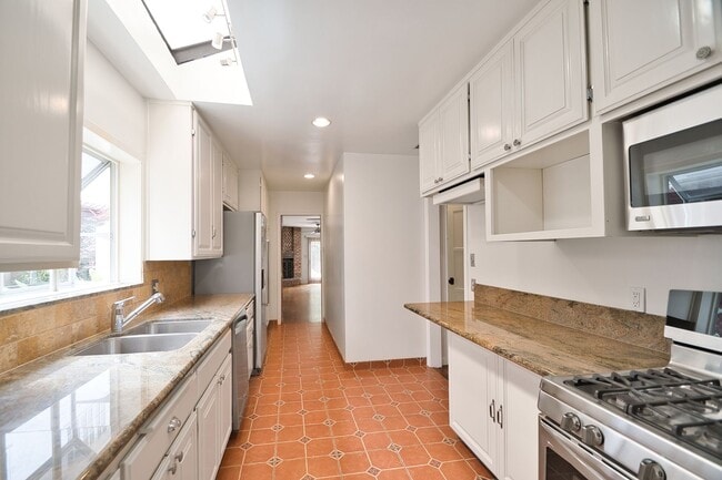 Building Photo - Spacious Four Bedroom Home in Manhattan Be...