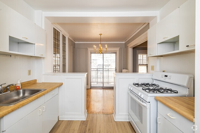 1BR, 1BA - 550SF - Kitchen - The Ambassador Apartments