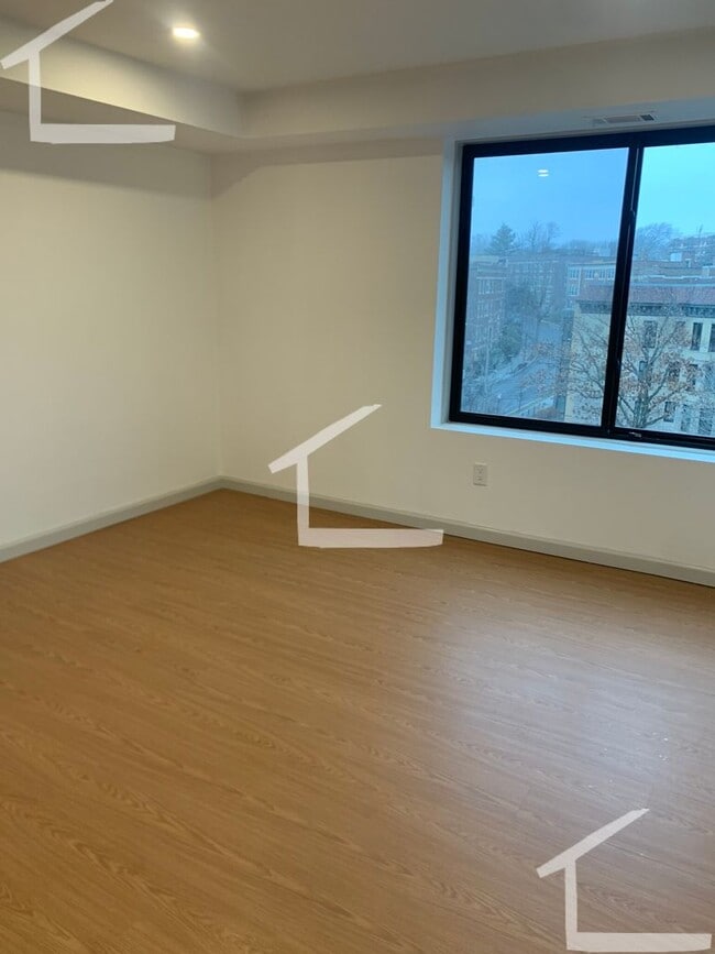 Building Photo - Great 3 bedroom right on the Green Line!