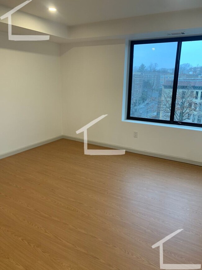 Foto del edificio - Great 3 bedroom right on the Green Line!