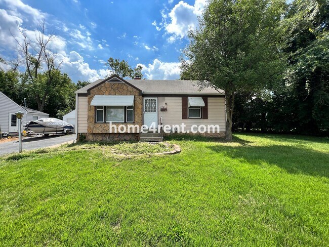 Foto del edificio - Cozy Ranch Style Home in KCMO w/ Wood Floors and a Fenced in Yard!