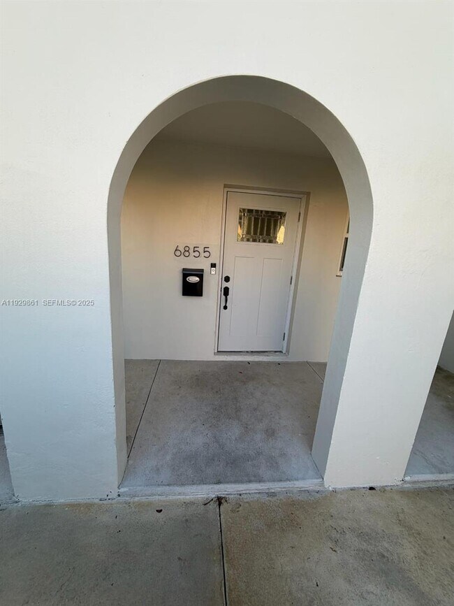 Foto del edificio - 6855 W 2nd Ln