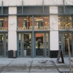 Foto del edificio - 217 W Broadway
