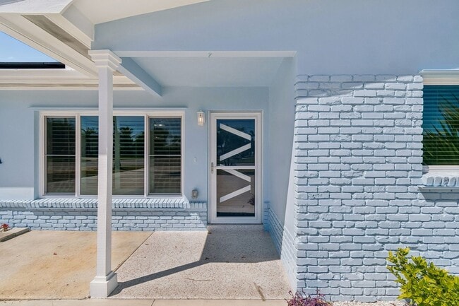 Building Photo - Charming 3 bed 2 bath home with pool minutes from Treasure Island Beach