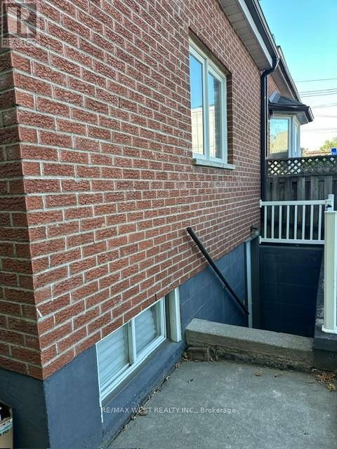 Photo du bâtiment - 563 Ossington Ave