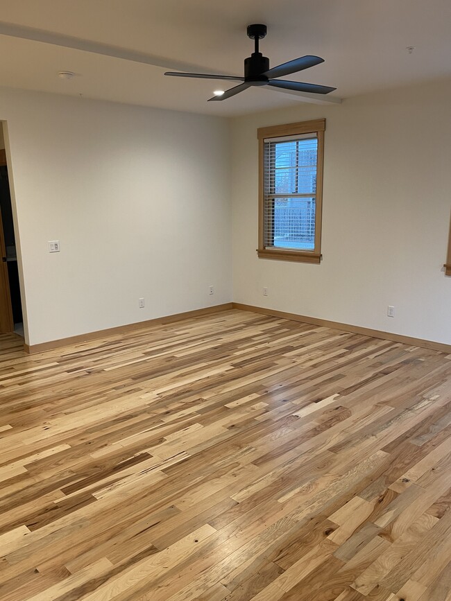 Building Photo - 533 4th Ave SW