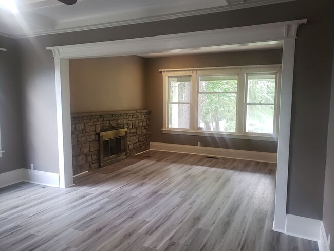 Building Photo - Large Unique House in Milwaukie with Big Fenced Yard