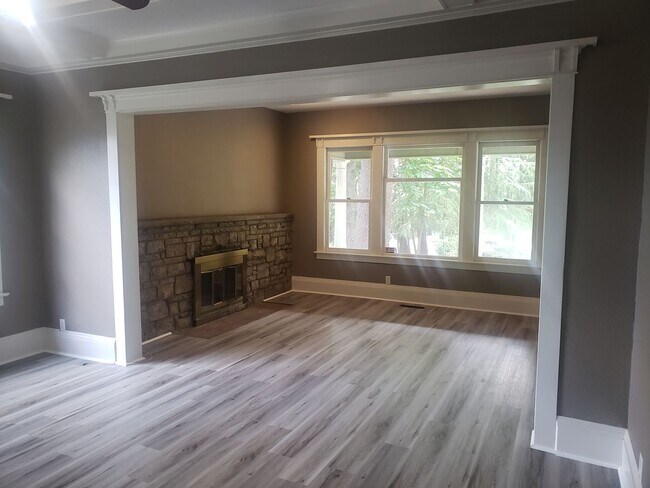 Foto del edificio - Large Unique House in Milwaukie with Big Fenced Yard
