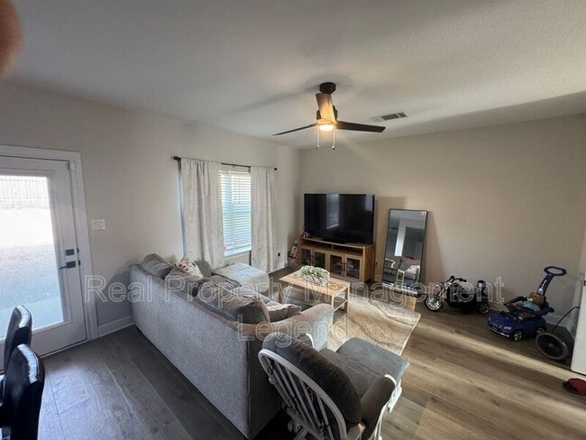 Foto del edificio - 1210 Bullock Dr