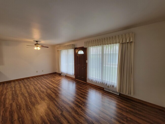 Building Photo - 2123 Crescent Dr