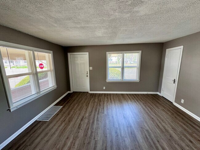 Building Photo - 4901 E New York St - 2 Bed/1 Bath -move in...