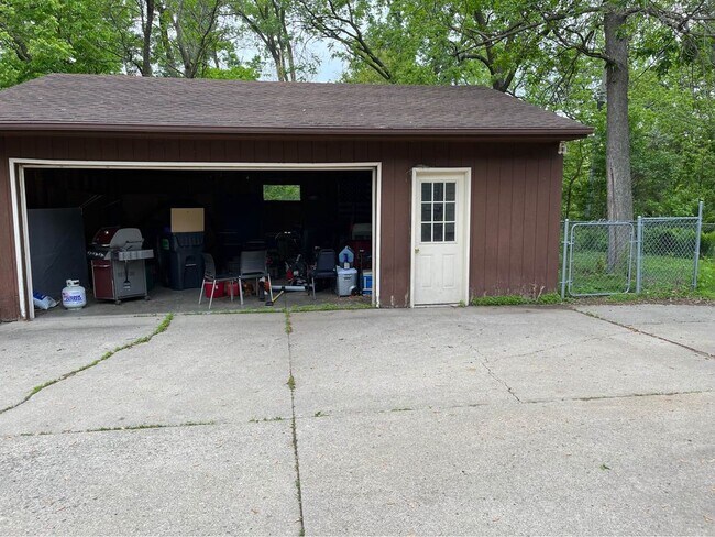 Large detached gargae - 201 S Riverside Dr