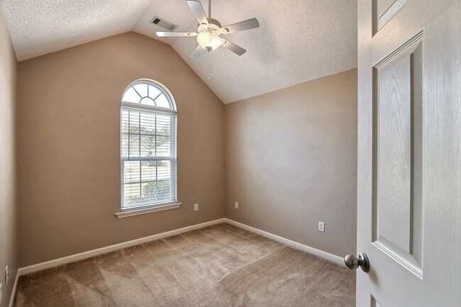Building Photo - 220 Pebblestone Dr