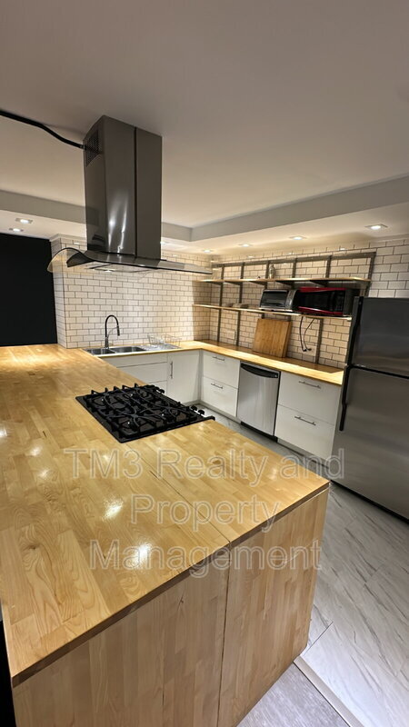 Building Photo - 600 E 8th St