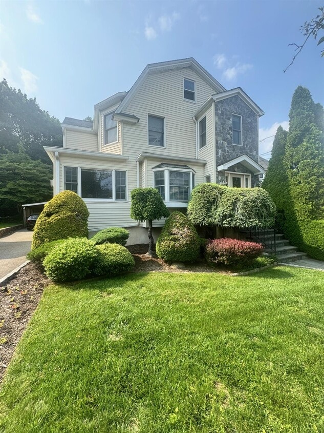 Primary Photo - 44 Sterling Ave