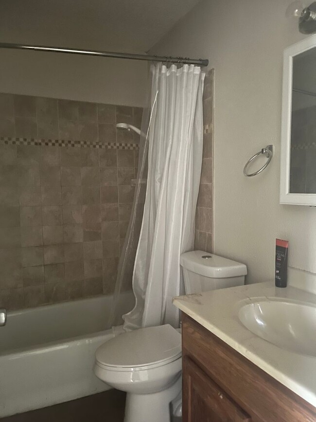 Building Photo - 1 BEDROOM 2ND FLOOR CONDO UNIT WITH ON SIT...
