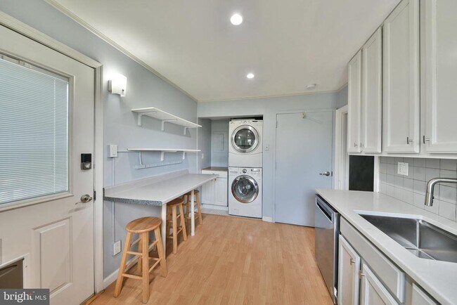 Building Photo - 9 W Wissahickon Ave