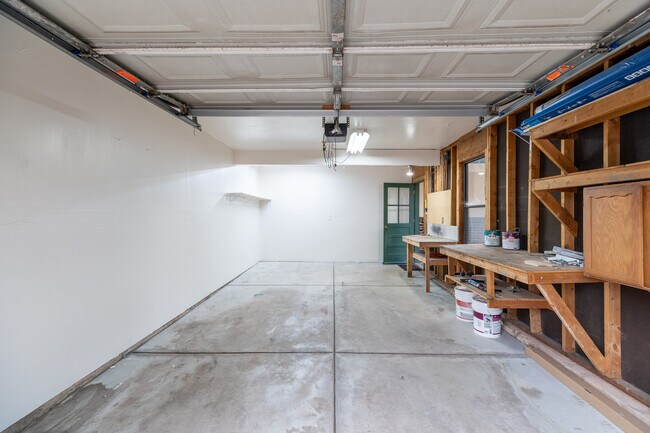 Large, oversized garage - 1225 Centaur Cir
