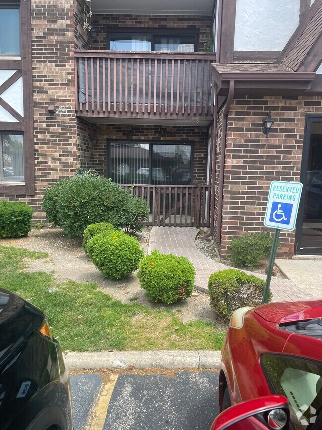 Building Photo - 10630 Ridgeland Ave