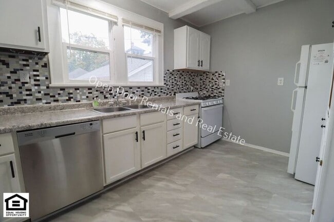 Building Photo - 812 Midway Dr