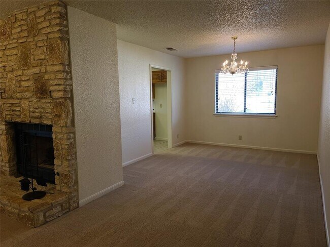 Building Photo - 904 Woodview Dr