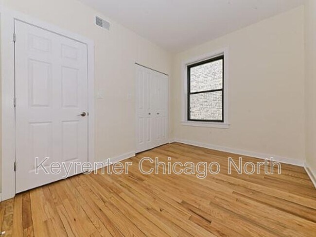 Building Photo - 907 W Cornelia Ave