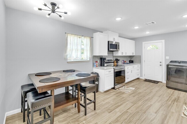 Foto del edificio - 5815 Schevers St