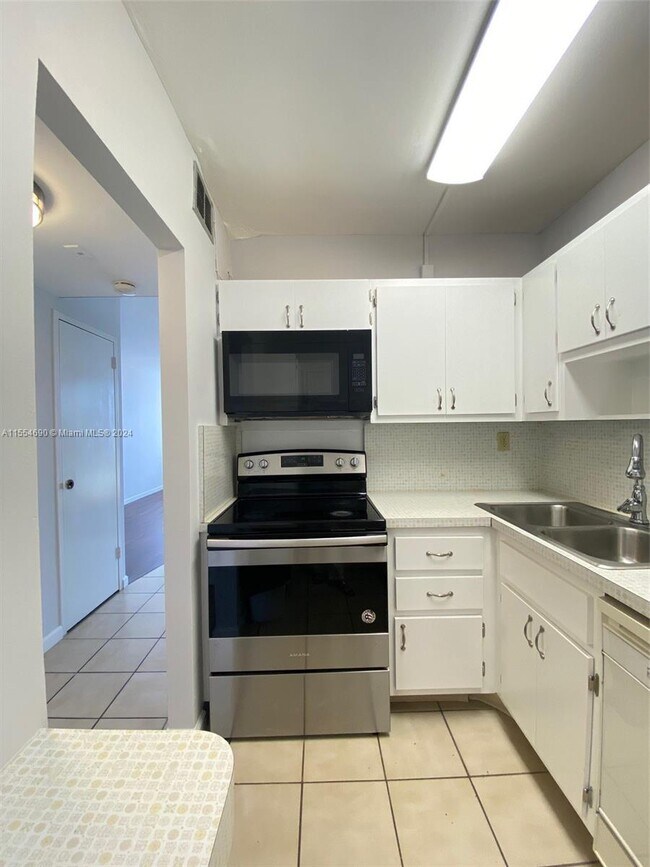 Building Photo - 2899 Collins Ave