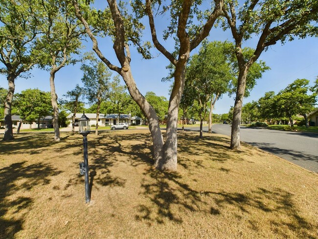 Building Photo - Charming 3-Bed Oasis with Fireplace & Hard...