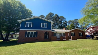 Building Photo - 2421 Fieldstone Dr SE
