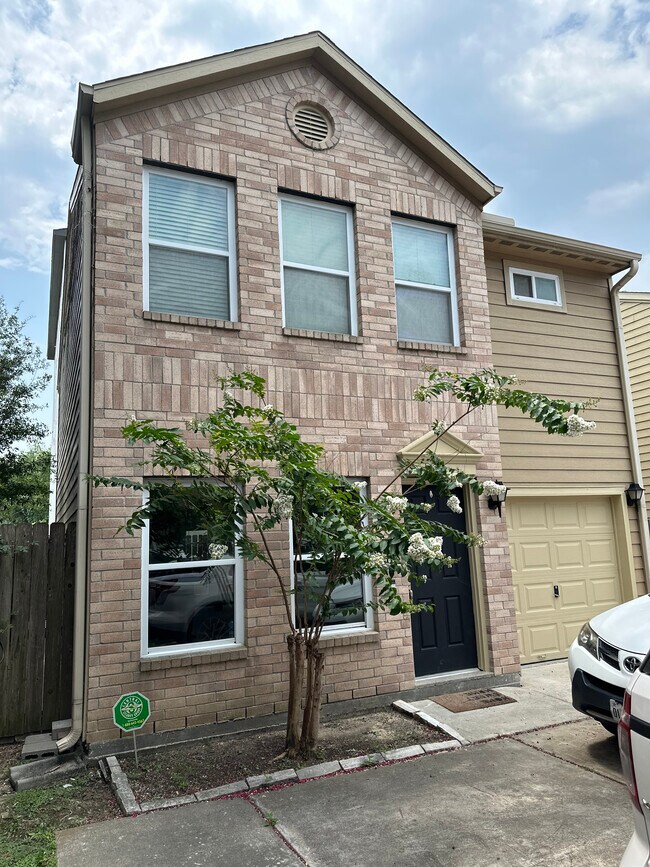 Building Photo - 3204 Cline St